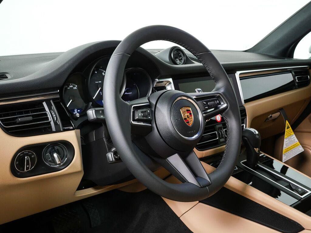 Certified 2026 Porsche Macan AWD/4WD image 4