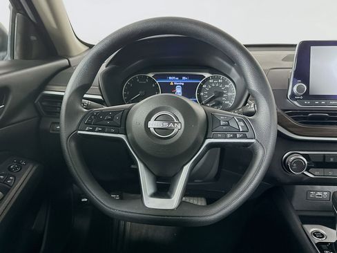 Used 2025 Nissan Altima 2.5 SV image 17