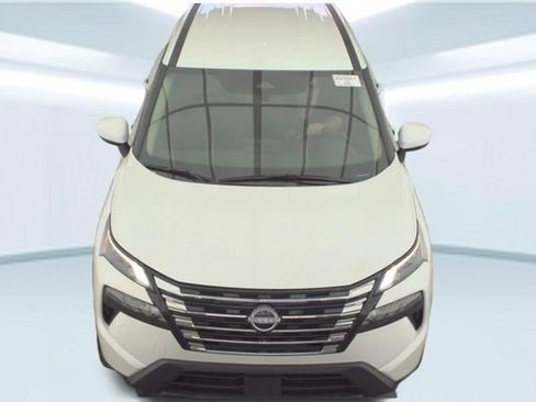 Used 2025 Nissan Rogue SV AWD/4WD image 2