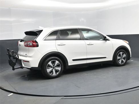 Used 2017 Kia Niro EX image 4