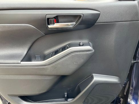 Used 2023 Toyota Highlander XLE image 6