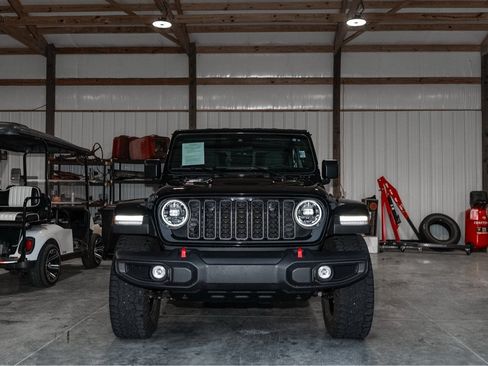 Used 2025 Jeep Gladiator Rubicon w/ Convenience Group AWD/4WD image 2