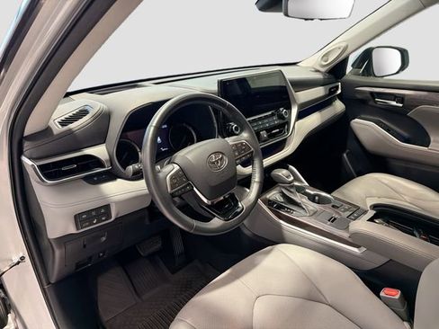 Used 2021 Toyota Highlander Platinum FWD image 8