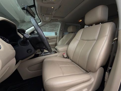 Used 2017 Nissan Pathfinder Platinum w/ Family Entertainment Package image 6