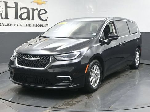 Used 2023 Chrysler Pacifica Touring-L FWD image 38