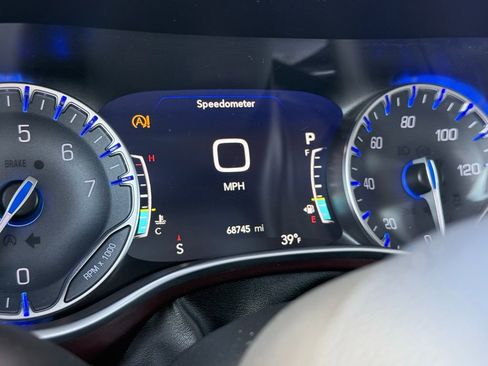 Used 2017 Chrysler Pacifica Limited image 9