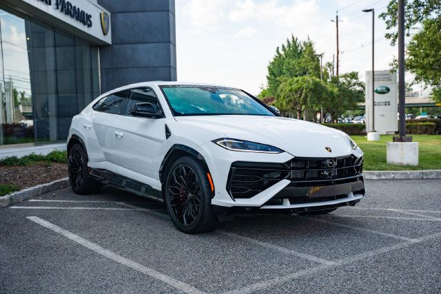 Used 2025 Lamborghini Urus SE AWD/4WD image 2