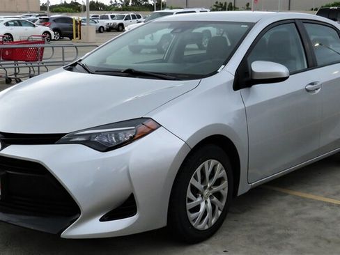 Used 2017 Toyota Corolla LE FWD image 1