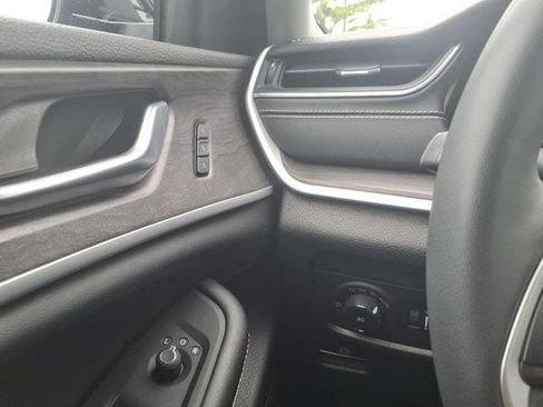 Used 2023 Jeep Grand Cherokee L Limited AWD/4WD image 18
