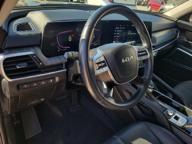Used 2024 Kia Telluride EX w/ EX Captain's Chair Package FWD image 15