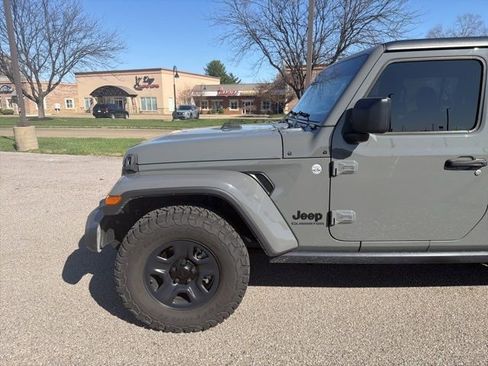 Used 2021 Jeep Gladiator Sport image 6