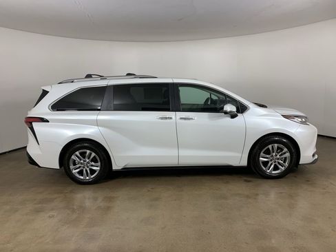 Used 2023 Toyota Sienna Limited FWD image 7