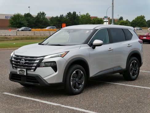 Used 2024 Nissan Rogue SV image 5