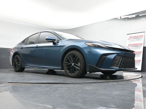 Used 2025 Toyota Camry SE w/ Convenience Package image 18