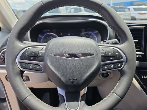 Used 2023 Chrysler Pacifica Touring-L FWD image 20
