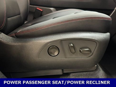 Used 2025 Chevrolet Traverse RS image 44