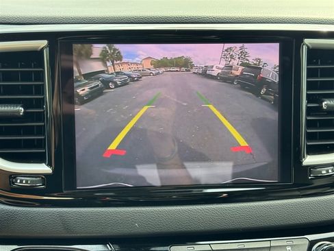 Used 2022 Chrysler Pacifica Touring-L FWD image 16