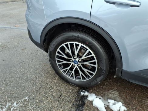 Certified 2022 Ford Escape Titanium image 5