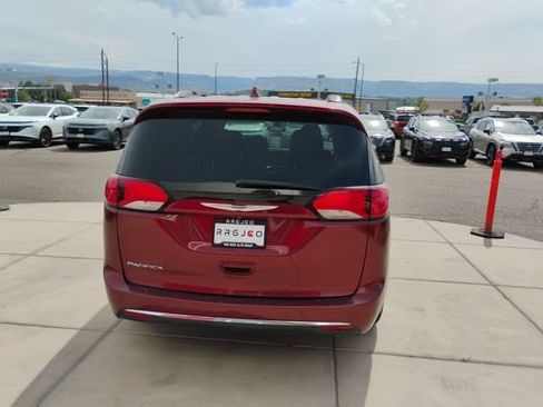 Used 2019 Chrysler Pacifica Touring-L FWD image 6