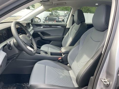 New 2025 Volkswagen Tiguan SE image 36