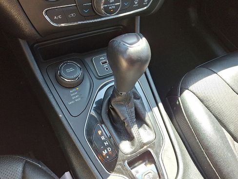 Certified 2022 Jeep Cherokee Limited w/ Elite Package image 12