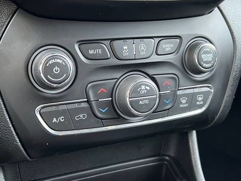 Used 2022 Jeep Cherokee Latitude Lux FWD image 30