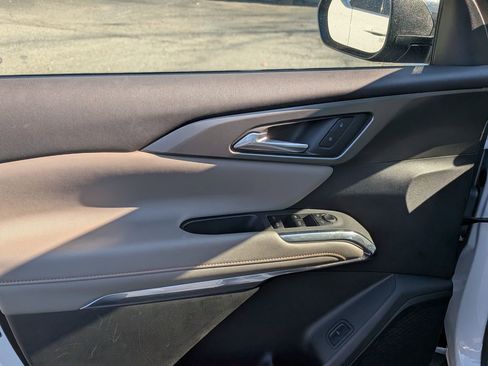 Used 2025 Chevrolet Traverse LT image 14