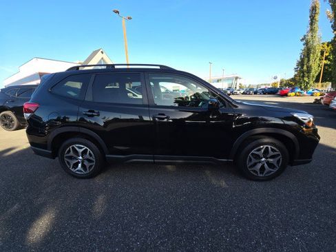 Used 2019 Subaru Forester Premium image 3