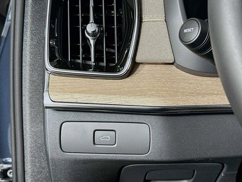 New 2026 Volvo XC90 B5 Core image 10