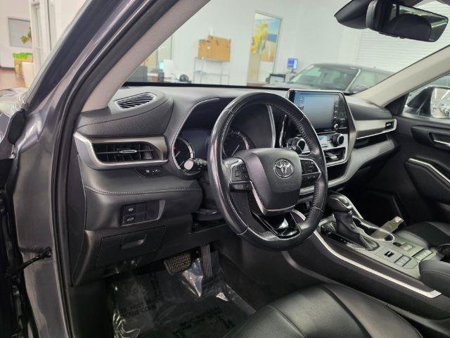 Used 2020 Toyota Highlander XLE AWD/4WD image 8