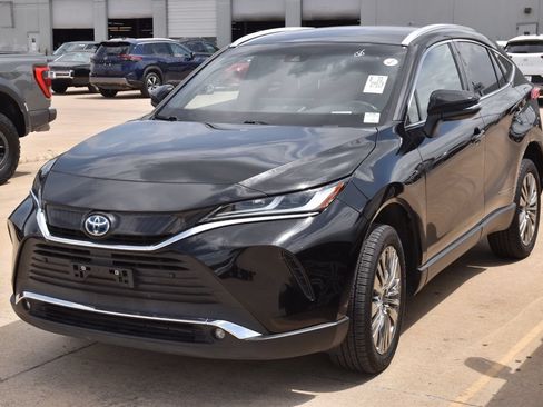 Used 2023 Toyota Venza XLE AWD/4WD image 2