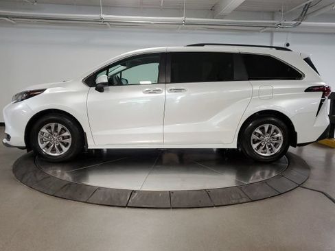 Used 2026 Toyota Sienna XLE AWD/4WD image 4