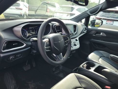 Used 2025 Chrysler Pacifica Select FWD image 23