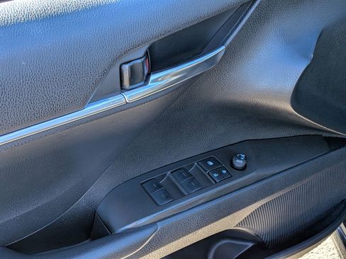 Used 2023 Toyota Camry SE image 9