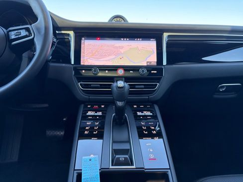 Certified 2025 Porsche Macan image 16