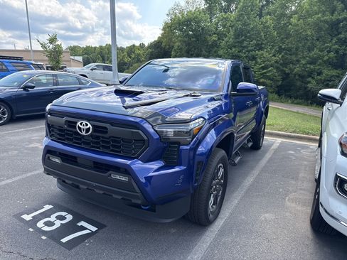 Used 2025 Toyota Tacoma TRD Sport AWD/4WD image 36