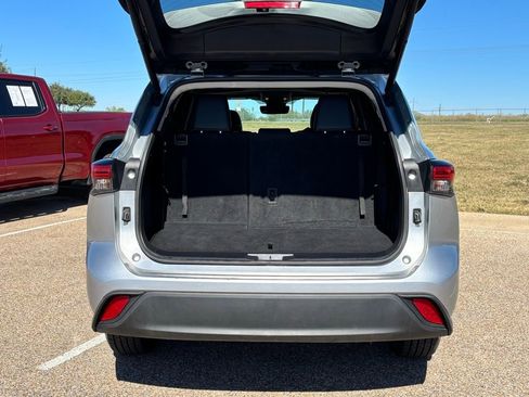 Used 2023 Toyota Highlander XLE image 8