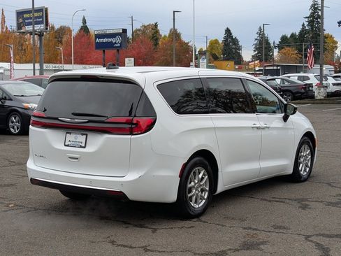 Used 2024 Chrysler Pacifica Touring-L image 5
