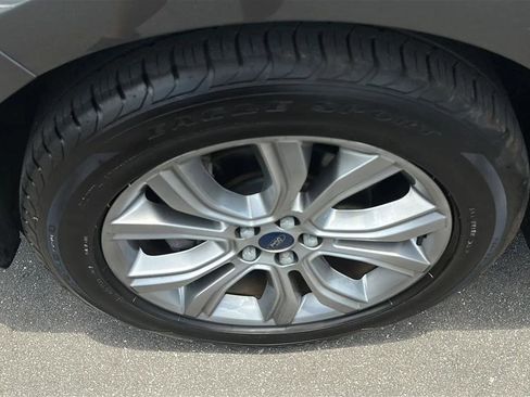 Used 2019 Ford Edge Titanium FWD image 18