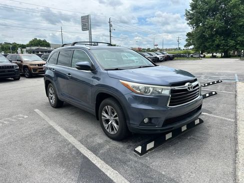 Used 2015 Toyota Highlander XLE AWD/4WD image 2