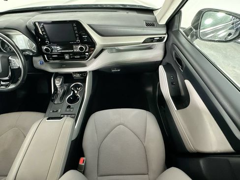 Used 2020 Toyota Highlander LE AWD/4WD image 11