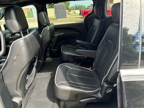 Used 2026 Chrysler Pacifica Limited FWD image 25