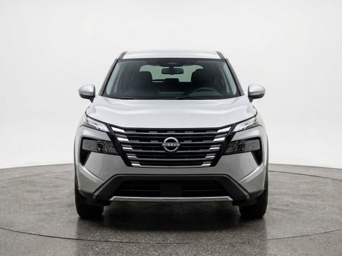 Used 2025 Nissan Rogue SV image 2