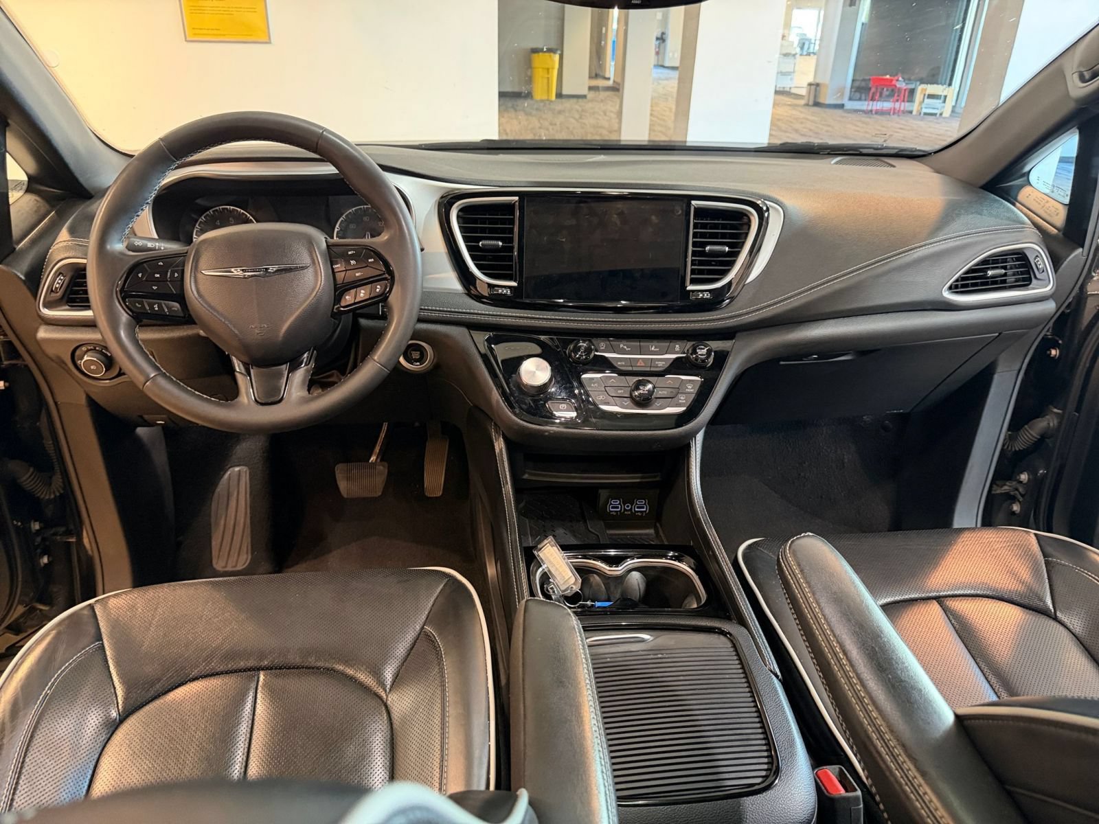 Used 2025 Chrysler Pacifica Limited FWD image 36
