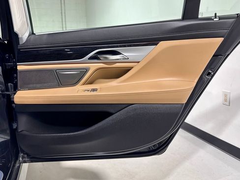 Used 2018 BMW 750i image 31