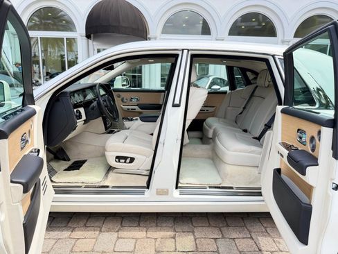 Used 2019 Rolls-Royce Phantom Sedan RWD image 18