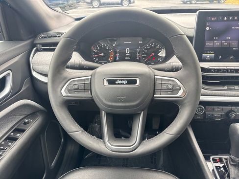 Used 2024 Jeep Compass Latitude image 17