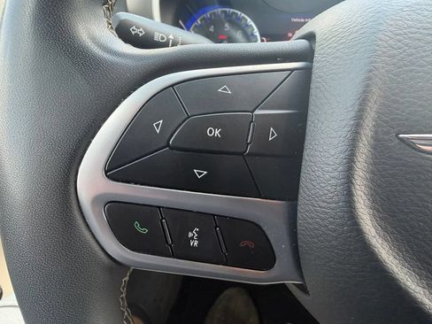 Used 2023 Chrysler Pacifica Touring-L FWD image 16