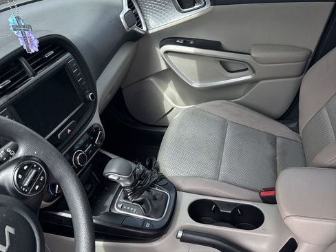 Used 2024 Kia Soul LX w/ Option Group 015 FWD image 9