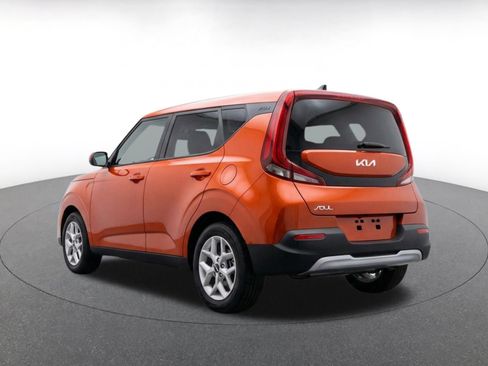 Used 2025 Kia Soul LX w/ LX Technology Package FWD image 7
